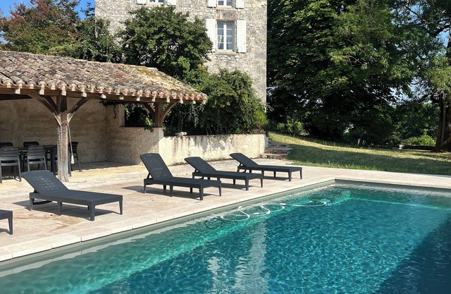 Country house with private pool sleeps 8