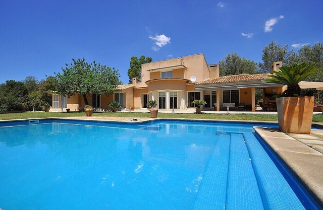 Country house with private pool & Tennis Court - GREAT for families - Free Wifi