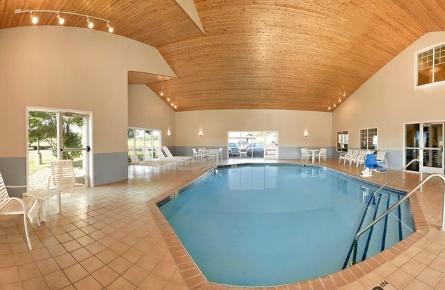 Country Inn & Suites by Radisson, Chippewa Falls, WI