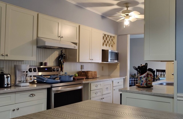Country living on nearly 5 Acres! Family and large party friendly. WIFI!