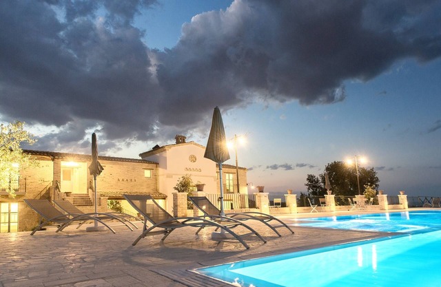 Country residence, 10 bedrooms and 10 bathrooms, salt water pool, panoramic.