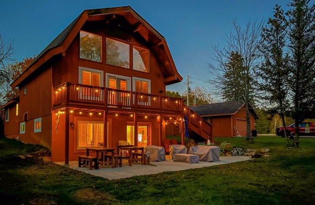 Country retreat on the Manistee National Forest w/outside space