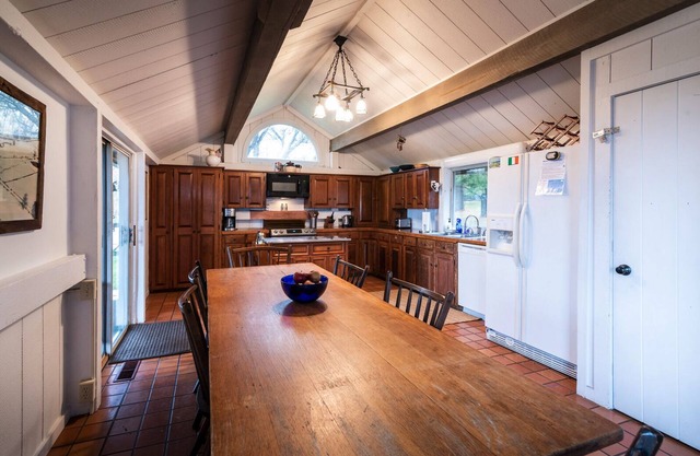 Country retreat with stunning views, spectacular pool, unparalleled privacy!