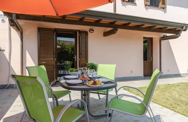 Countryside Apt with Swimming Pool and Parking