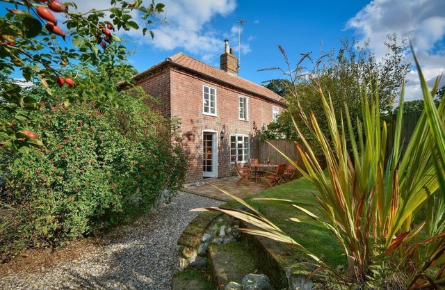 Countryside cottage with WiFi & free private parking close to Blickling Hall