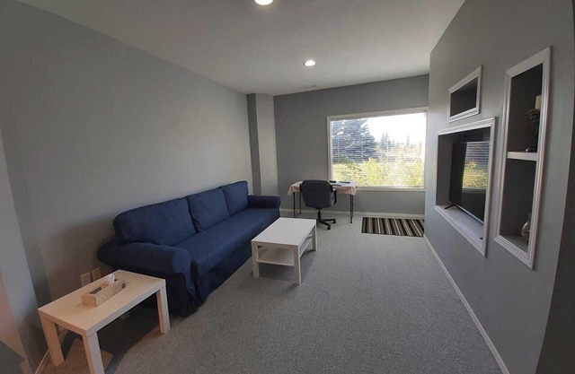 Countryside Escape: nPrivate Suite with Scenic Views
