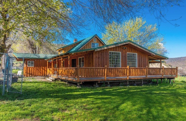 Countryside Retreat: Chef's Kitchen, Huge Yard, BBQ and So Many Stars!