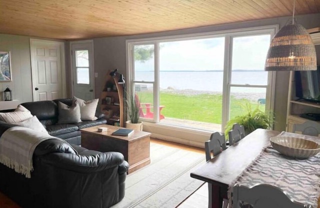 County Beach House - right on South Bay with incredible Lake Ontario views