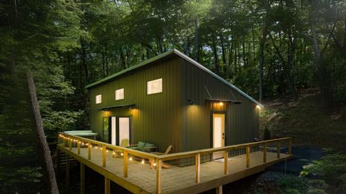 Couple's Cabin With Outdoor Movies, Firepit and Hot Tub - Rose Peak Loft