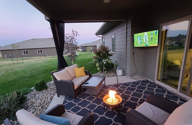 Couple's Escape: Hot-Tub, Breakfast + Near Brewery/Market