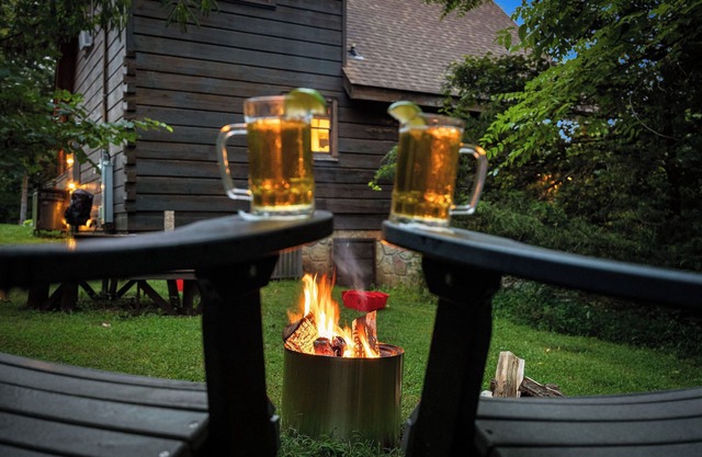 Couple's Getaway, Secluded, but 5min to Parkway! Dogs Welcome!