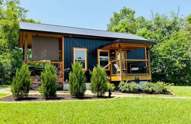 Couple's Retreat: HotTub-FirePit-Grill-Pets-Wifi