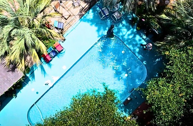 Couples/Pool/Hot tub/guest house/free parking