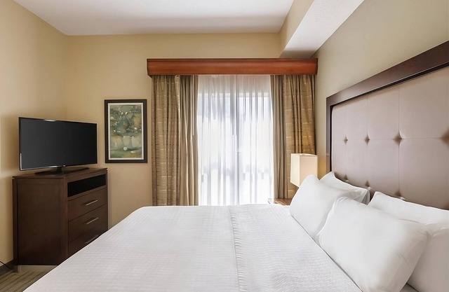 Couples Reatreat! Outdoor Pool, Full Kitchen, Free Breakfast!