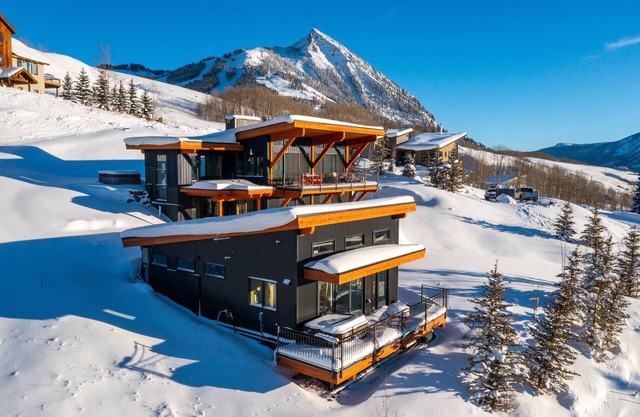 Couples retreat with private hot tub, endless views, and hiking trails above you