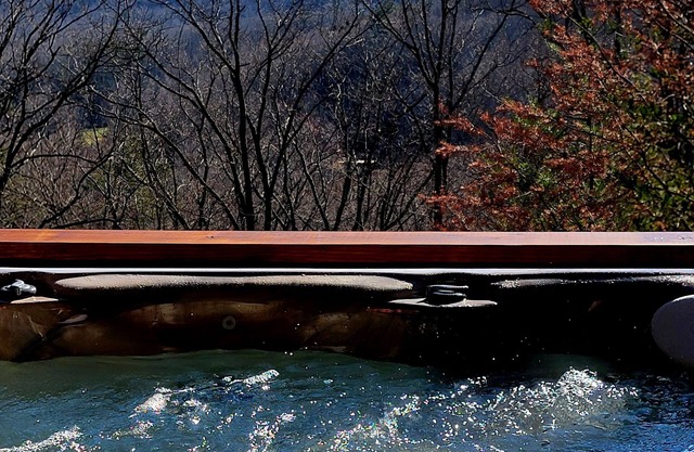 Couples Retreat at Bear Footin' Cabin. Mountain View, Hot Tub, Firepit, Private
