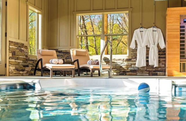 Couples Retreat Indoor Pool Sauna minutes to Gatlinburg