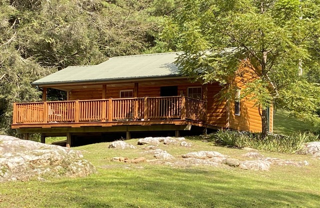 Couple’s Romantic Mountain River Cabin w/Rustic Q Bed that’s Knotty & Nice.