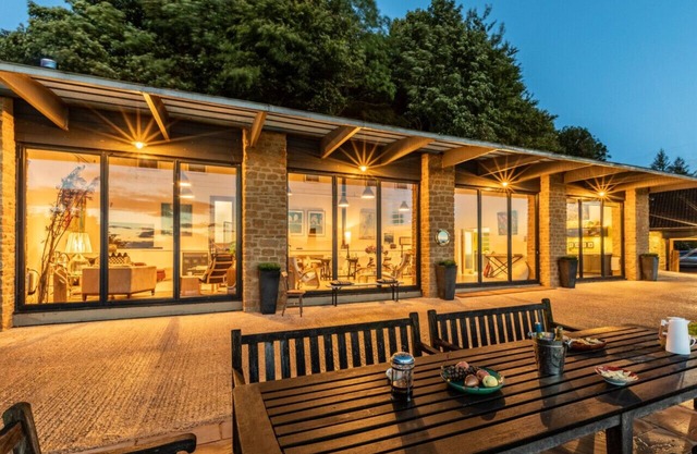 Court Farm Gallery - Six Bedroom House, Sleeps 12
