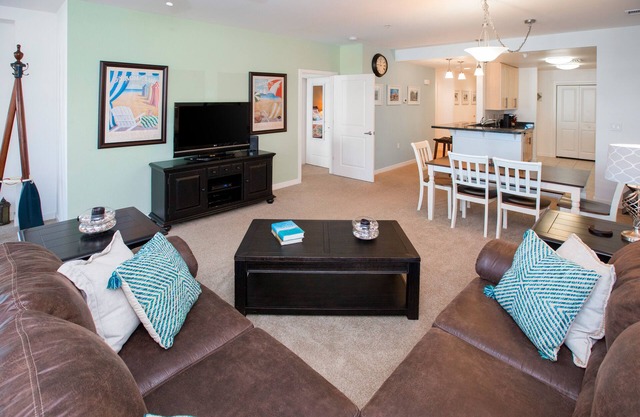 Courtyard condo near the ocean with W/D, outdoor pool & gym
