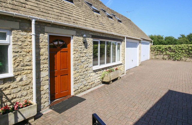 COURTYARD COTTAGE, family friendly, with a garden in Bibury