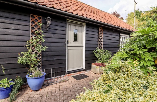 COURTYARD COTTAGE, POPLAR FARM BARN, romantic in Saxmundham