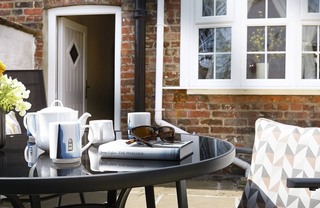 COURTYARD COTTAGE, pet friendly, with open fire in Hunmanby