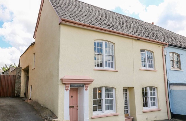 Courtyard Cottage : Sleeps 4 with 2 Bathrooms in Hilltop Village
