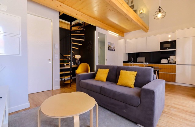 Coutinho's Apartment - City Centre Apt with Balcony