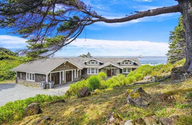Cove Beach Lodge - Beachfront! - Beachcomber Vacation Homes
