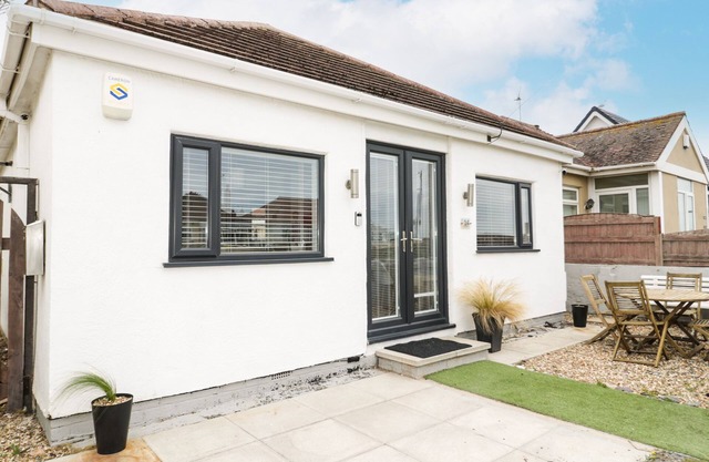 COVE HOUSE, family friendly, country holiday cottage in Kinmel Bay