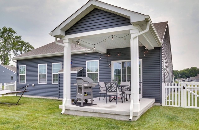 Covered Patio, Grill & Hammock: Frankford Home!