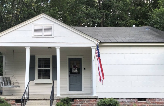 Cowbell Cottage, 2 BR, Downtown, Close to Campus, Walk to Campus