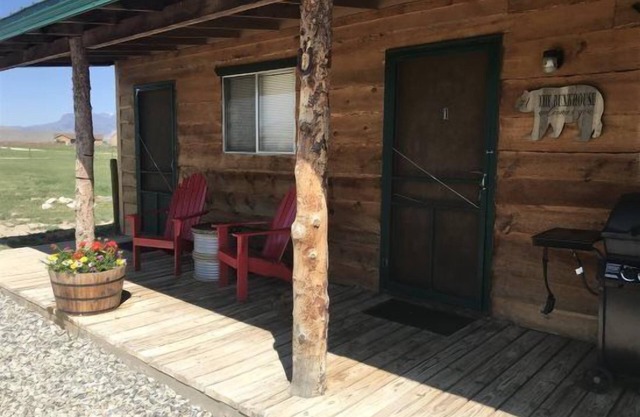 Cowboy Bunkhouse #1, rustic charm, located in South Fork Valley, 10 minutes from Downtown Cody