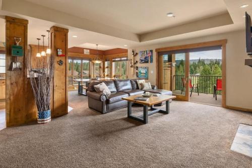 Cowboy Corner Condo at Suncadia- Top Floor, Fairway & Mountain View, Fireplace, Smart TVs, Hi-speed Wi-Fi, Walk to Lodge