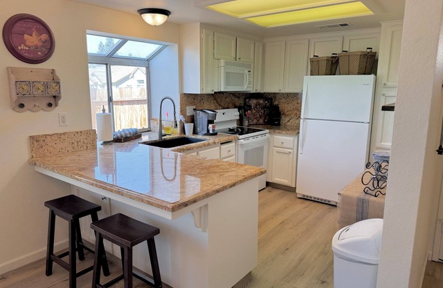 Cowboy Cottage, Charming 3-bedroom 2 Bath House in Clovis.