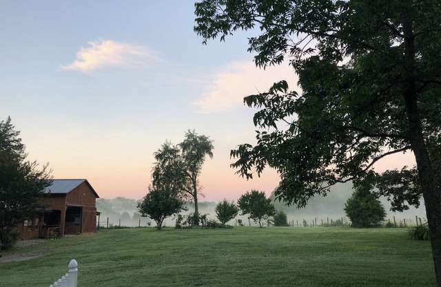 Cowboy guest house on the farm -bring your dog ! Work from here.