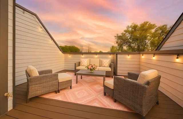 Cowgirl Up! - 4BD/4.5BTH - Rooftop Views