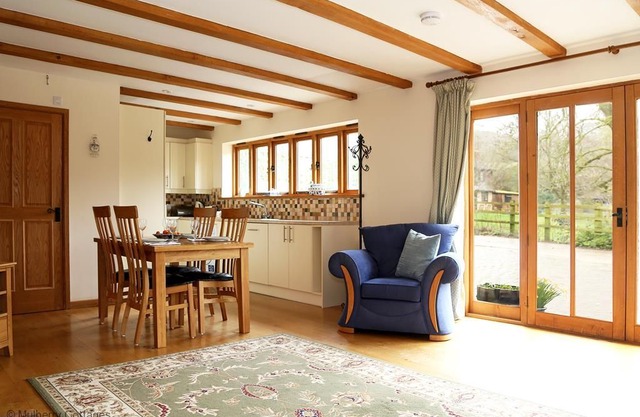 Cowslip Cottage - a cottage that sleeps 4 guests in 2 bedrooms