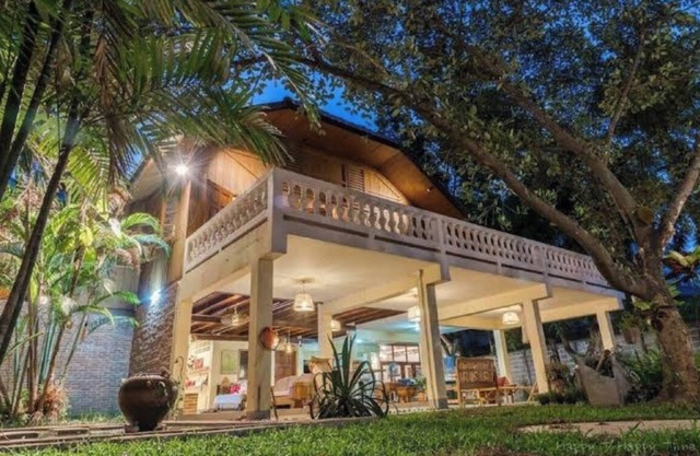 Cozy 1-AC bedroom in beautiful Thai house. Enchanting Garden & Prime Location