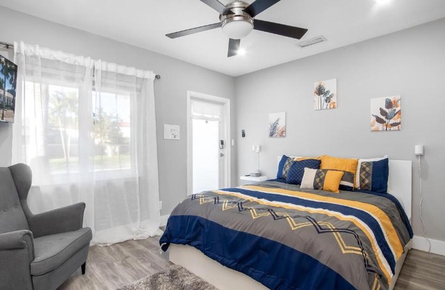 Cozy 1 BDR Unit by Beach, Mall, & Downtown FTL