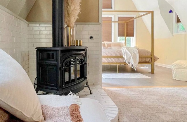 Cozy 1 Bed Chalet w/ King bed & indoor fireplace<3