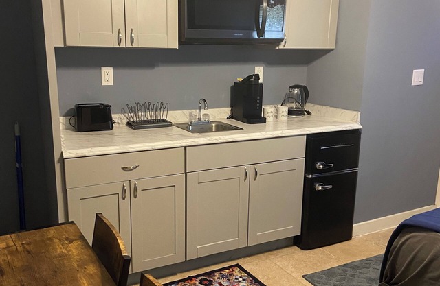 Cozy 1 Bedroom 1 Bath Studio with Kitchenette Unit 1nSleeps 2