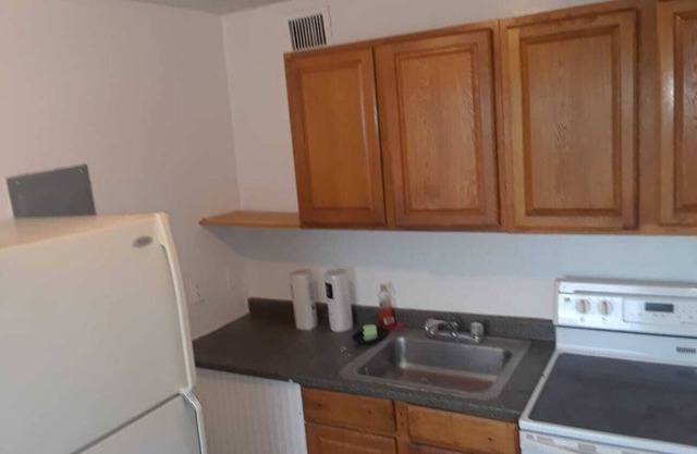 Cozy 1-bedroom, 1 shared bathroom, 2 miles from the beach, WPB Port, Trirail
