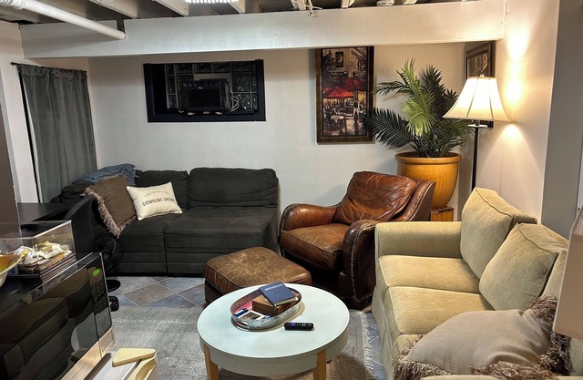 Cozy 1-bedroom apartment just 6 minutes drive to Morton Arboretum