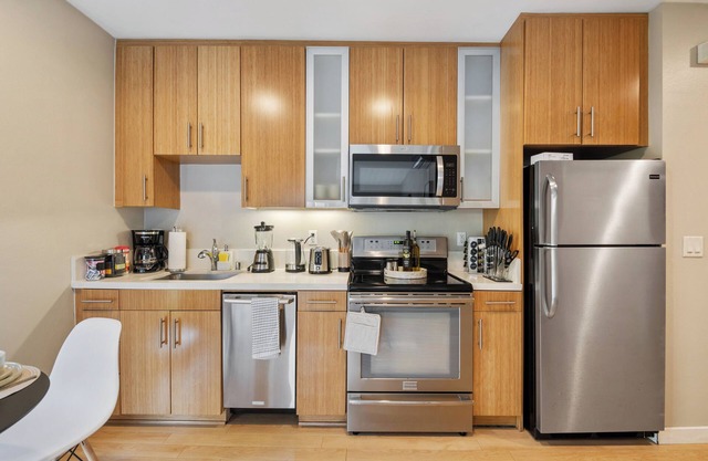 Cozy 1-bedroom apartment in fabulous Santa Monica with Free Parking, AC