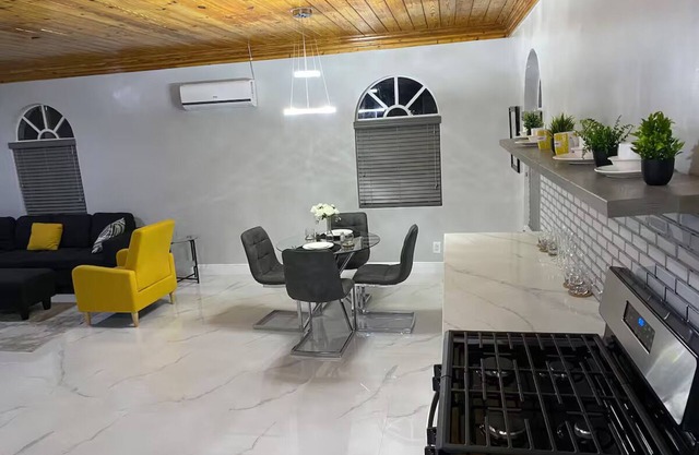 Cozy 1-bedroom apartment in nice Freeport with AC, WiFi