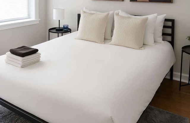 Cozy 1-Bedroom Apartment - Sunnyside 2N