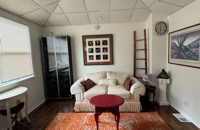 Cozy 1-bedroom apartment with WiFi, minutes from lovely Whiting downtown