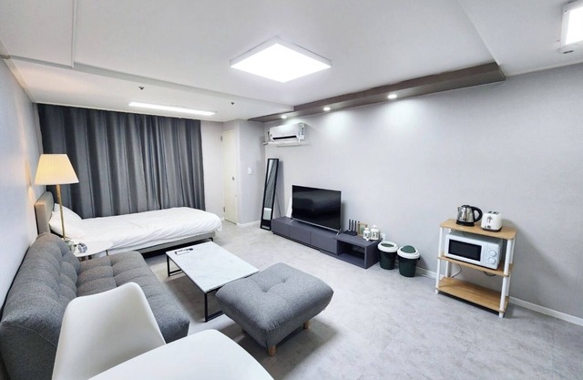 "Cozy 1-bedroom apartment in wonderful Seoul with WiFi, AC"